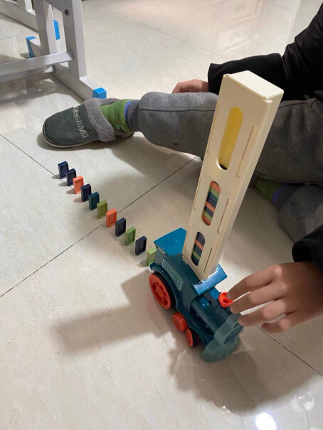 纽奇火车多米诺电动玩具音效投牌摆牌早教骨牌要注意哪些质量细节？性能评测！