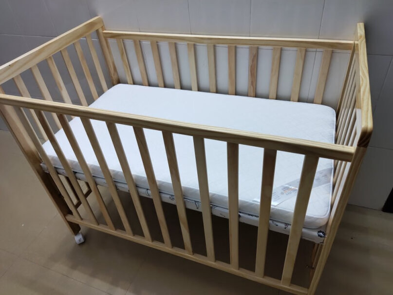 贝影随行婴儿床实木拼接儿童床小米生态研发水性漆宝宝床请问轮子是不能固定吗？感觉只是插进去，一抬床轮子就掉了？