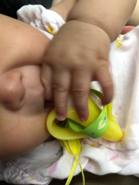 香蕉宝宝婴儿牙胶硅胶牙刷三个月的宝宝能用吗？宝宝吃手指吃牙胶有用吗？