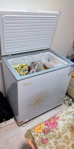 美的Midea301升商用卧式大冷冻冰柜买了两个，都有少量漏水正常嘛？