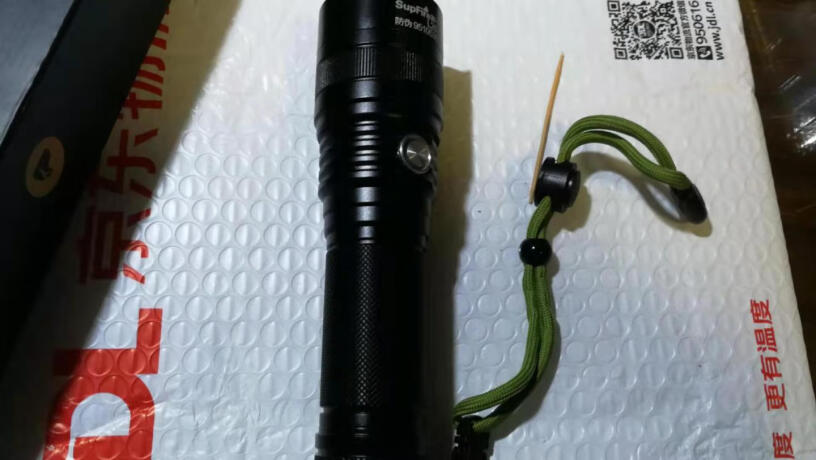 神火L26-S强光手电筒电门开关是在尾部或是在侧部？