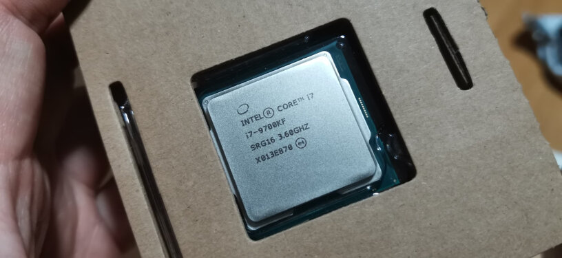 Intel i7-9700KF CPU处理器英特尔（Intel） i7-9700KF 酷睿八核 盒装CPU处理器带散热器吗？