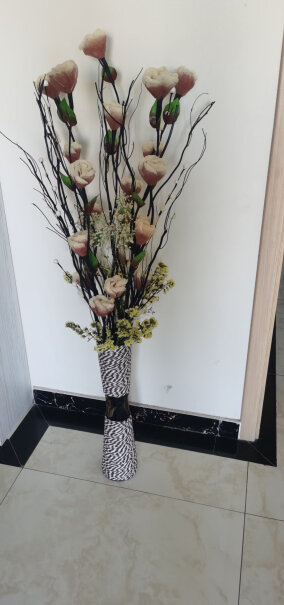 美丽空间客厅落地脉叶干花装饰花艺请问花瓶是什么材料的？