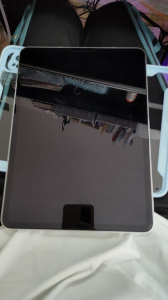 Apple iPad Pro 12.9英寸 2022款前置摄像头旁边有一个小孔吗？