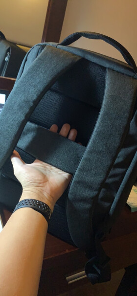 小米极简都市双肩包休闲商务笔记本电脑包15.6英寸适合女生背吗？