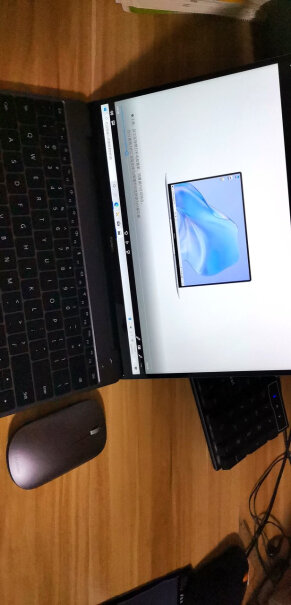 华为笔记本电脑MateBook在线下华为店能单手开屏，看了评论都是不能单手开屏，到底能单手开屏吗。