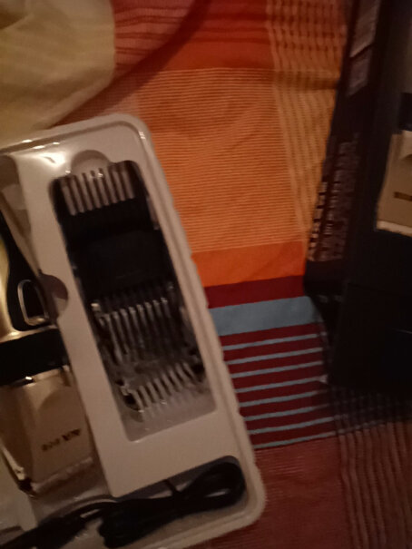 奥克斯剃头理发器电推子成人电推剪婴儿电动剪发器这个可以一边充电一边理发吗？