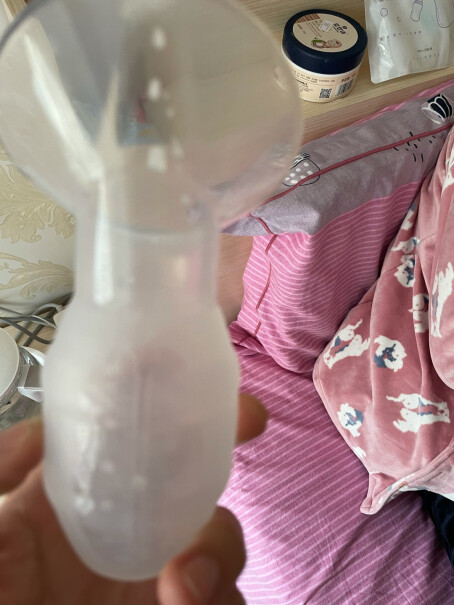 十月结晶集乳器硅胶集奶器漏奶接奶神器母乳收集能吸得出来吗？吸得多吗？