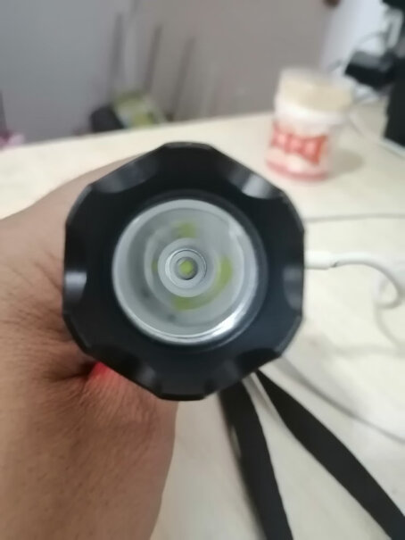 神火A10强光手电筒LED远射家用户外骑行USB充电是凸透镜的吗？