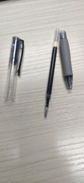 得力deli0.5mm全针管可擦中性笔签字笔水笔学生文具这款笔是速干的嘛？