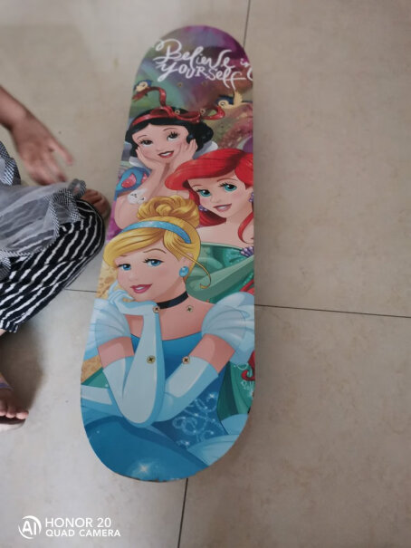 迪士尼儿童滑板是不是直接装好的？