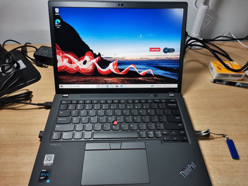 联想ThinkPadX13你们的sim卡是在袋子里装着还是插在机器上？