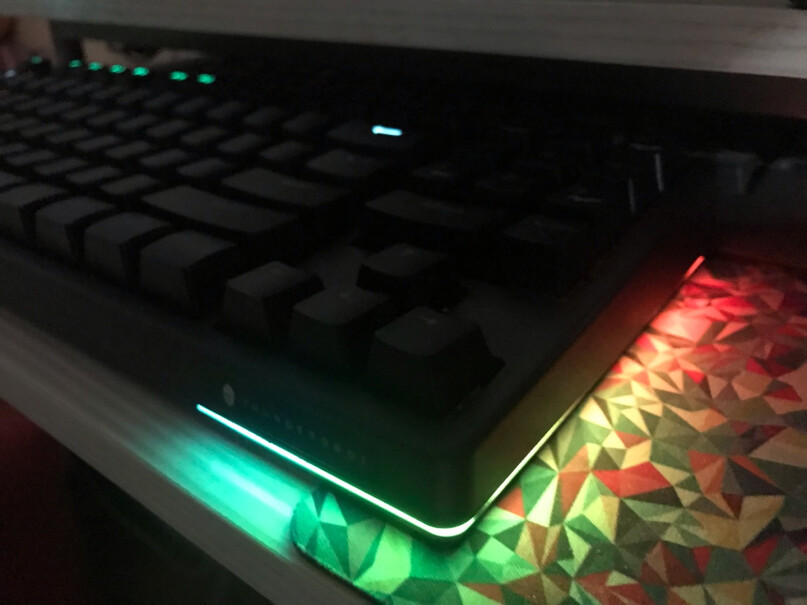 雷神有线游戏机械键盘红轴KG3089R幻彩版如何启用方向键上的数字键盘？