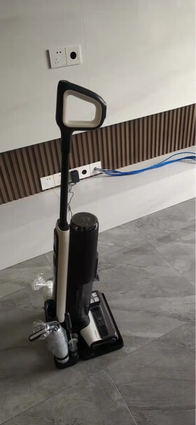 添可TINECO无线智能洗地机芙万2.0LED家用扫地机吸拖一体手持吸尘器充电有嗡嗡的响声吗？