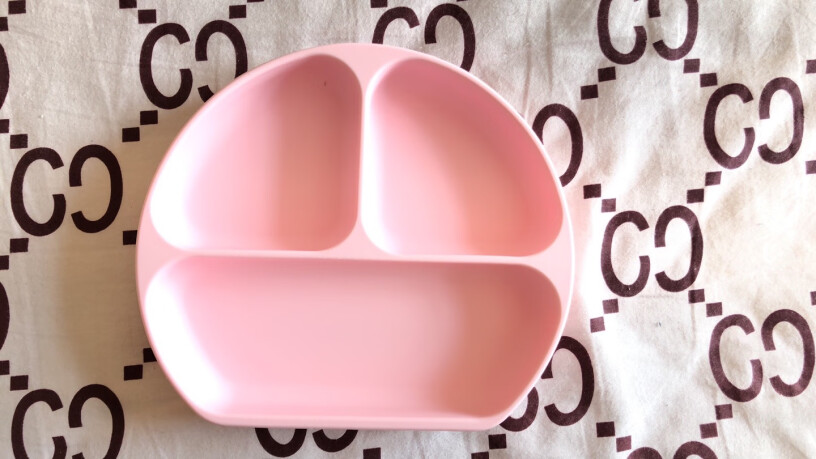 bumkins宝宝餐盘婴儿童分格吸盘硅胶餐盘粉色请问宜家餐椅能放下吗？