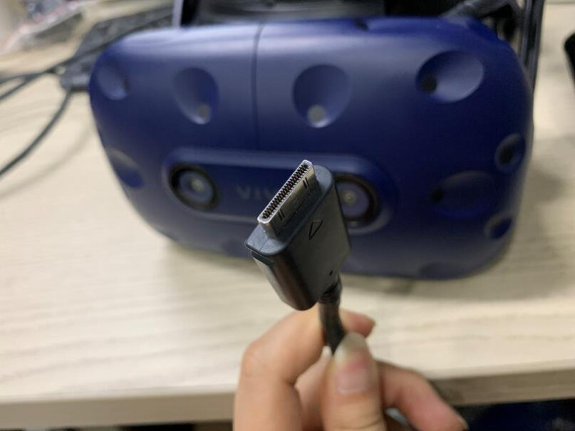 HTC VIVE PRO 2.0 VR眼镜这款是无线还是有线的？