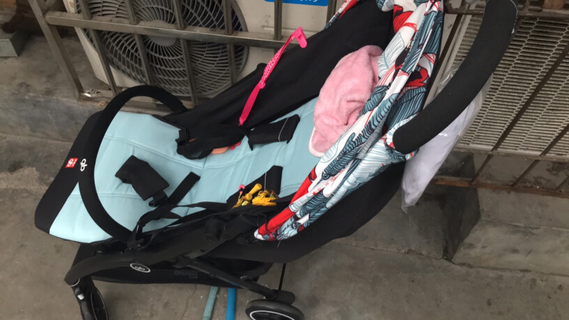 好孩子婴儿推车宝宝车婴儿伞车宝宝稍微坐后面点，车子会不会仰，然后倒在地上？