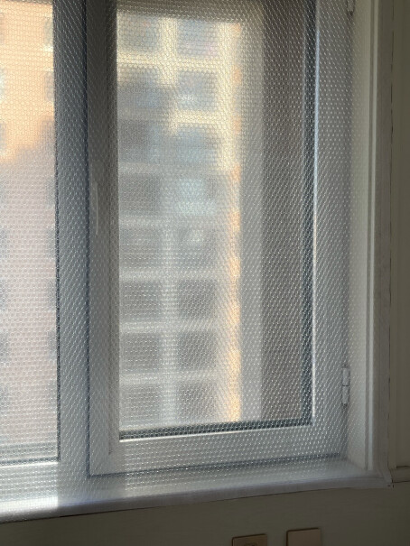 赫伊莎冬季窗户玻璃空调保温膜加厚高透光东北天冷可以粘在外面吗？