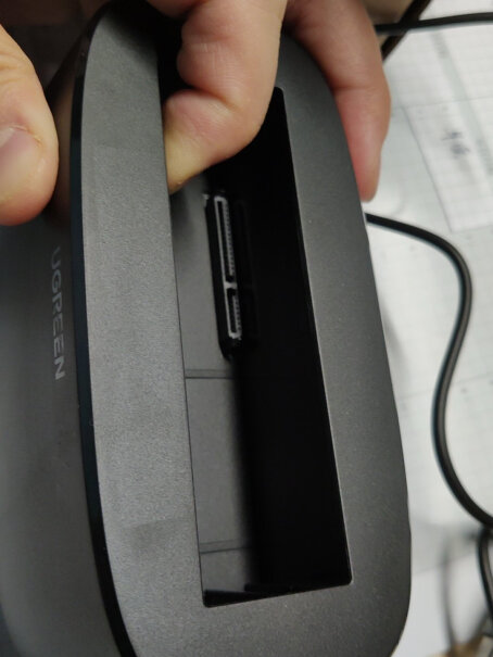绿联笔记本硬盘托架 9.5mm SATA 2.5英寸SSD支架可以连接华为路由器A1上的USB口使用吗？