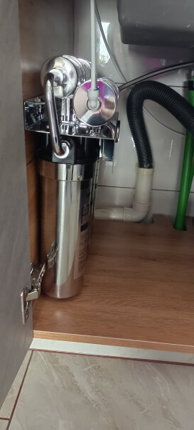 九阳厨房超滤净水器家用直饮不锈钢厨下净水机带水龙头这个净水器插不插电，有没有废水呀？