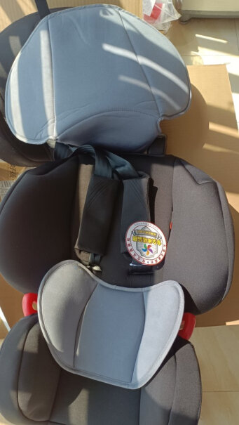 gb好孩子高速汽车儿童安全座椅这个感觉小小的三岁的坐会不会很小。那腿要垂着。久了不会累啊？