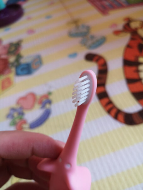 布朗博士DrBrown's儿童牙刷口腔清洁训练牙刷这个是硬毛的，还是软毛的？