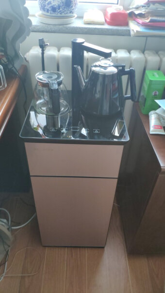 美菱MY-C518茶吧机你们饮水机放置水桶上面有一个黑色的突出的块状盒子，你们也有吗，客服说是线盒？