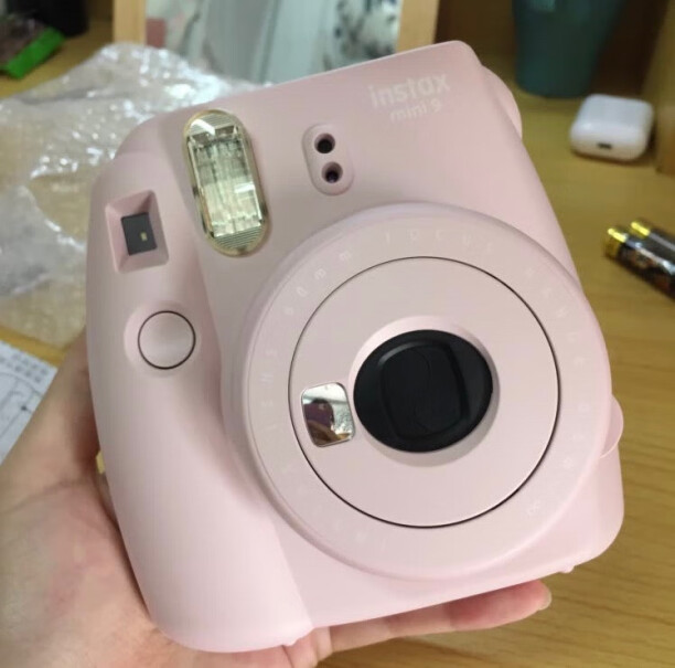 富士instax mini9相机 葡萄紫这个有显示屏吗？