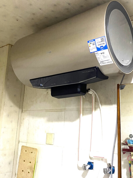 海尔60升电热水器家用储水式变频速热APP智控买80升的热水器都安装支架了吗，如果安了，从正面能看到吗？