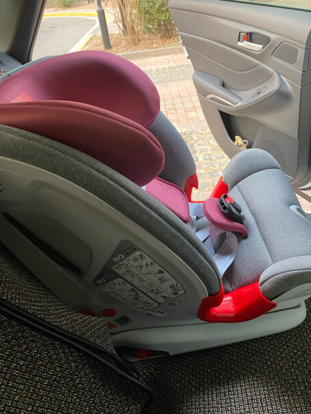 宝得适宝宝汽车儿童安全座椅isofix接口百变骑士请问一下这个安全座椅安上后晃动吗？开车时候会有声音产生吗？