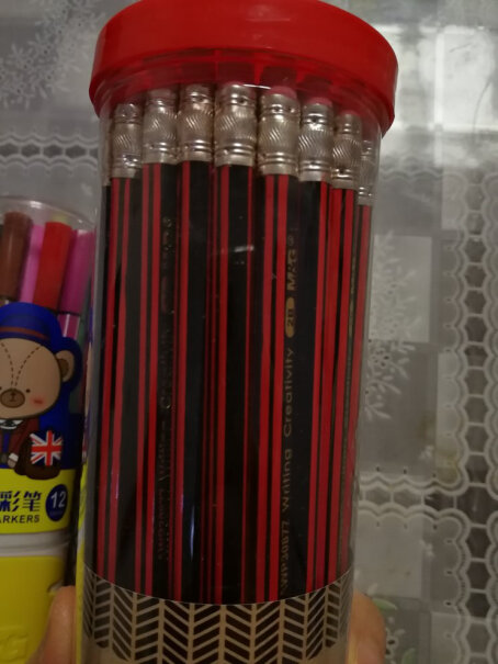 晨光M&G文具2B六角木杆铅笔经典红黑抽条铅笔三岁小朋友能用吗？