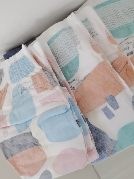 babycare艺术大师薄柔新升级纸尿裤送的湿巾是一起发的吗？