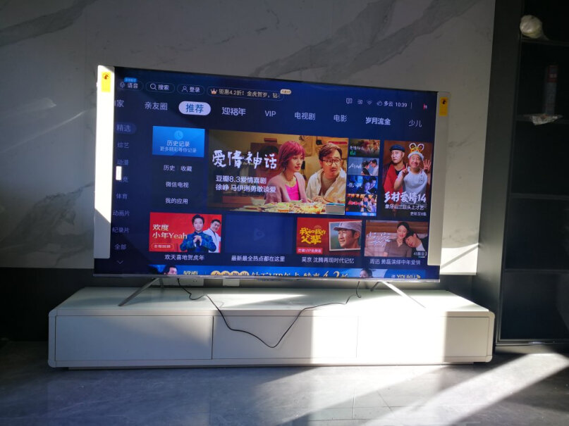 海信电视75E5G75英寸4K超清声控智慧屏屏幕会不会很暗啊？色彩鲜艳么？