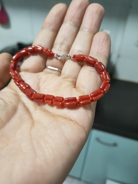雯莉珠宝天然红色珊瑚三股手链请问，是深红色还是浅橙红？