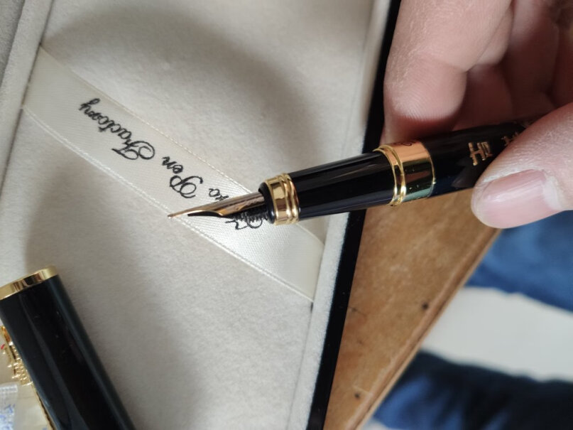 英雄钢笔黑绒砂铱金钢笔美工笔明尖6006这个钢笔重么，之前读书有支英雄的美工笔，很重，现想找回读书的感觉？