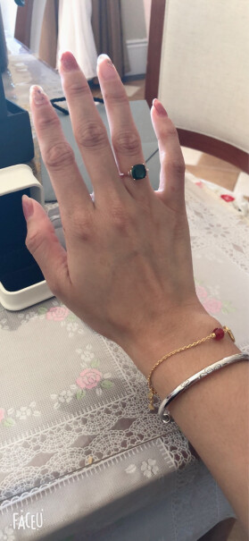 欧采妮珠宝18K金镶嵌钻石透辉石戒指是不是白金鑲的？