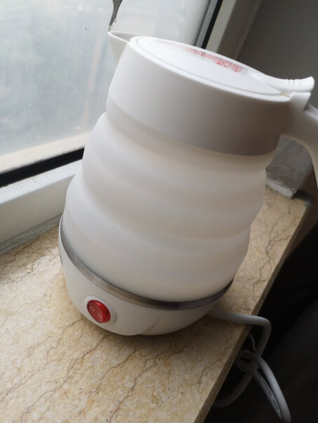 苏泊尔电热水壶便携式烧水壶请问这个折叠水壶烧水有异味吗？求真实回答，感谢？