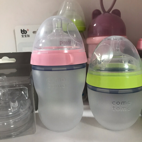 可么多么comotomo这个奶瓶瓶嘴有透气孔吗？喝奶的时候是不是也要排空气？