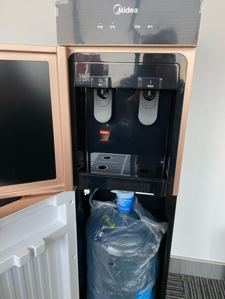 美的饮水机家用办公立式下置式大容量饮水器YR1101S-X这款饮水一个出热水另外一个是39度温水还是凉水？