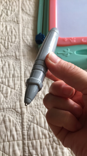 铭塔超大号磁性儿童画板玩具男孩女孩婴儿宝宝写字板的笔带绳子吗？