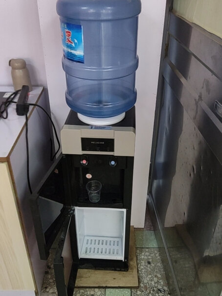 美菱饮水机立式家用温热型。放出来的水有塑料的味道没？
