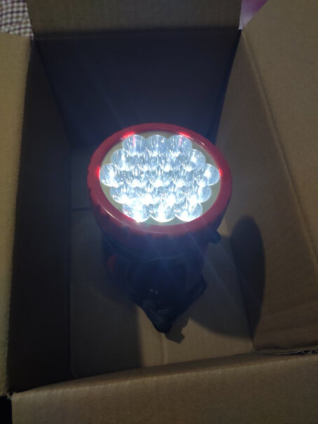 康铭LED探照灯充电手提灯多功能两用照明灯KM-2623N是玻璃镜面的嘛？