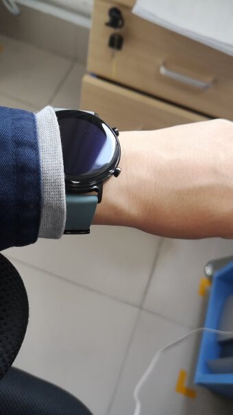 华为GT2 42mm智能手表这个表背后突出来吗？