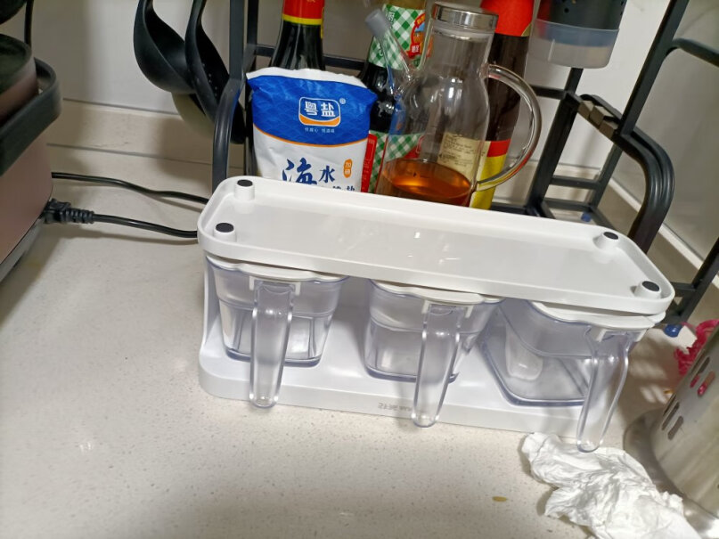 茶花调味罐置物架调料盒调料瓶调味盒包含顶上的罐子吗？