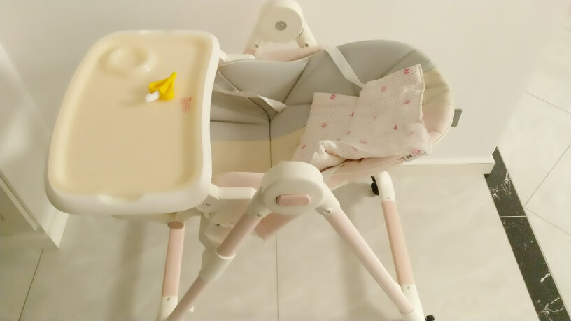 爱音宝宝餐椅儿童婴幼儿餐椅座椅大家买的晃不晃，我怎么觉得晃动呢，后背塑料皮特薄？