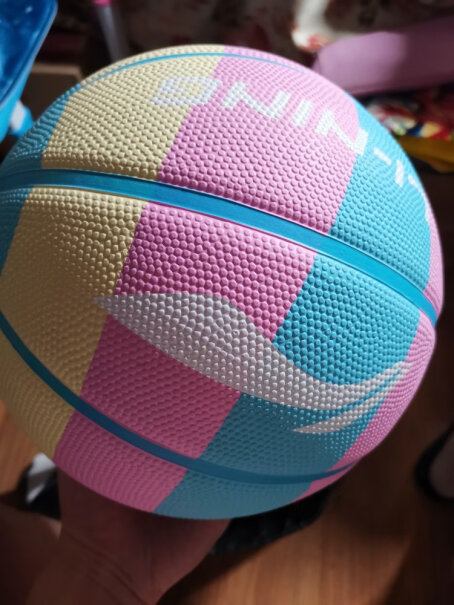 李宁lining篮球CBA赛事用球室内外发泡橡胶花式蓝球请问是软皮的吗？