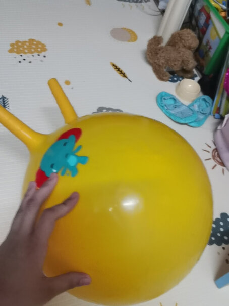 费雪玩具玩具球这个球可以像篮球一样拍着玩吗？看着那么不经拍。