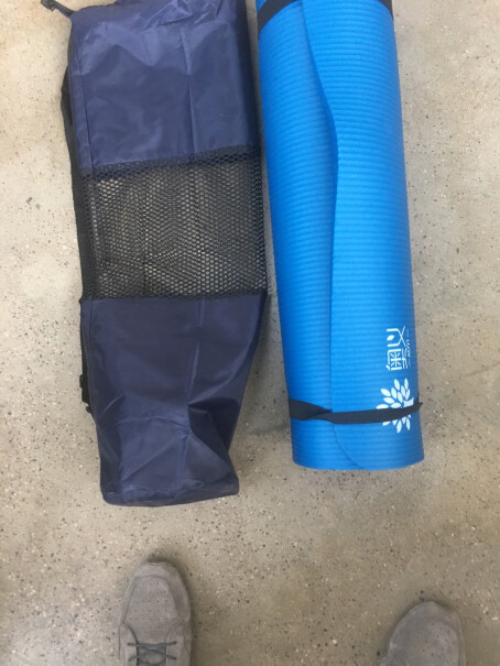 奥义瑜伽垫加厚15mm舒适防硌健身垫放在地上防滑吗？