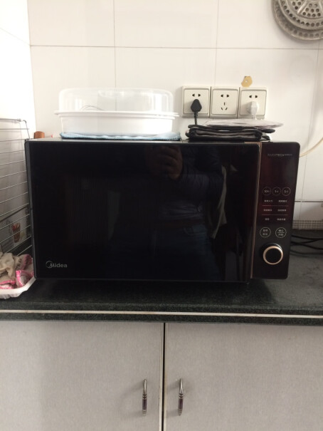 美的变频微波炉光波烧烤电烤箱一体机我里面放个锡纸会有电火花，锡纸和烤盘接触的地方烧个洞？