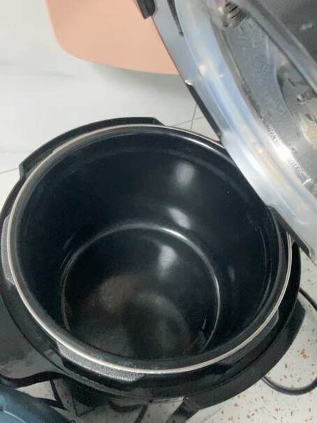 压力锅内胆国潮60YC80866L高压锅煲汤苏泊尔是不锈钢内胆吗？
